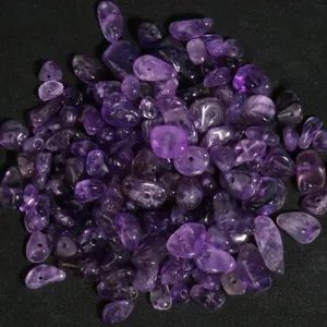 Nahaufnahme von natürlichen unregelmäßigen Amethyst-Splitterperlen mit Bohrung für DIY.