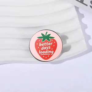 Macaron-Rosa runder Erdbeer-Badge mit 'better days loading' Text für sommerliche Mode