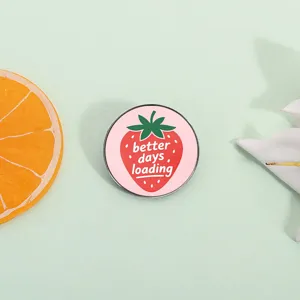 Süße Erdbeere Emaille Pin mit 'better days loading' Text auf grünem Hintergrund