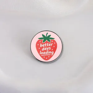 Süße rosa runde Erdbeer-Emaille-Anstecknadel mit dem Text better days loading auf weiß