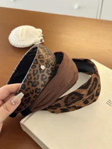 Nahaufnahme von Retro-Haarbändern mit Leopardenmuster und brauner Textur im Detail.