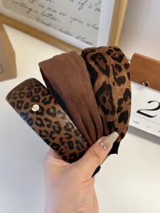 Detailansicht von Haarbändern mit Leopardenmuster und in Braun für Retro-Frisuren.