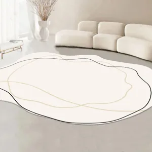 Tappeto da soggiorno beige irregolare moderno con linee astratte e morbida consistenza.