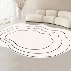 Moderno tappeto da soggiorno in peluche irregolare con linee nere per accogliente camera da letto