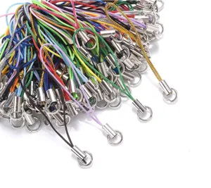 Cordons de téléphone colorés avec tubes métalliques, parfaits pour breloques et accessoires.