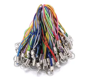 Cordons de téléphone colorés DIY avec tubes métalliques et anneaux pour breloques et petits jouets.