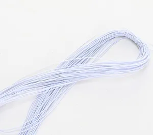 Primer plano detallado del cordón elástico blanco, ideal para abalorios y manualidades DIY.