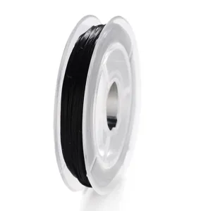 Primer plano de hilo elástico negro de 0.5mm en bobina transparente para manualidades y joyería DIY.