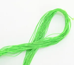 Vista detallada del cordón elástico verde brillante, ideal para manualidades y hacer pulseras DIY.