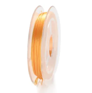 Primer plano detallado de cordón elástico naranja para abalorios en bobina para manual.
