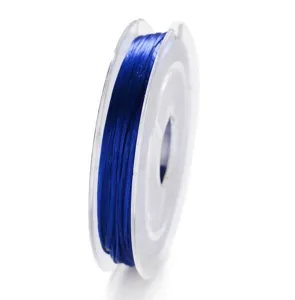 Vista detallada de cordón elástico azul en carrete transparente para manualidades DIY.