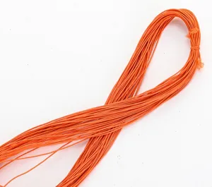 Vista detallada en primer plano de cordón elástico naranja para abalorios DIY, flexible y fuerte.
