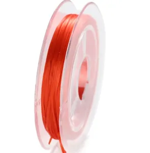 Detalle de cordón elástico rojo 0.5mm, ideal para joyería DIY y manualidades de cuentas.
