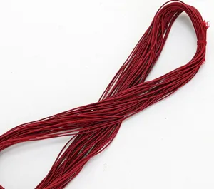 Vista detallada del cordón elástico rojo de 1 mm para abalorios DIY, hilo flexible y duradero.