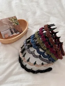 Detailed view of wool-wrapped wavy headbands with anti-slip teeth in multiple colors