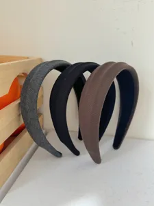 Vista dettagliata della trama del tessuto a righe e del design imbottito di tre cerchietti