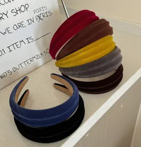 Vista dettagliata di una collezione di cerchietti imbottiti in velluto a coste in vari colori