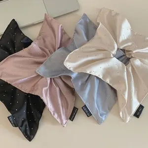Detail van satijnen scrunchies met strass steentjes en Blind for Love label decoratie