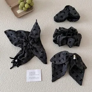 Set van elegante zwarte wollen haaraccessoires met scrunchies en decoratieve clips