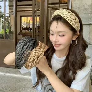 Serre-tête en maille tissée élégant en noir et kaki porté par un mannequin