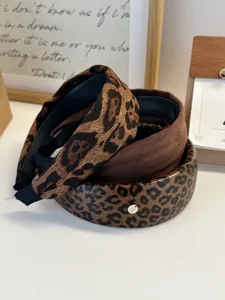 Kollektion von Retro-Haarbändern mit Leopardenmuster und braunem Samt für Vintage-Look