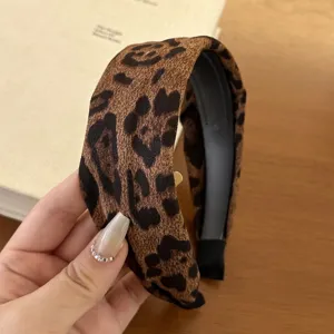 Nahaufnahme eines modischen Leoparden-Haarreifs mit einer weichen, edlen Stoffstruktur