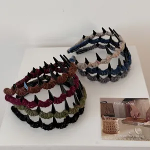 Vintage wool-wrapped wave headband featuring non-slip teeth for a high-crown look