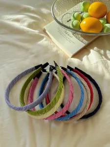 Detailansicht von bunt gefalteten, stoffumwickelten schmalen Stirnbändern im Lifestyle-Stil