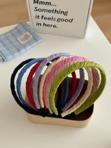 Set aus bunten, plissierten Stoffstirnbändern in verschiedenen lebhaften Frühlingsfarben.