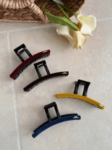 Grandes pinces à cheveux en velours bordeaux, marine, jaune et brun avec logo M