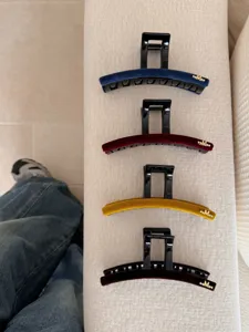 Vue détaillée de quatre grandes pinces à cheveux en velours de différentes couleurs