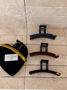 Pinces à cheveux élégantes en velours en couleurs variées avec détail M doré sophistiqué