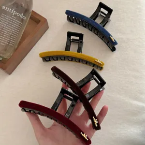 Pinces à cheveux en velours de style coréen avec détail M doré en plusieurs couleurs.