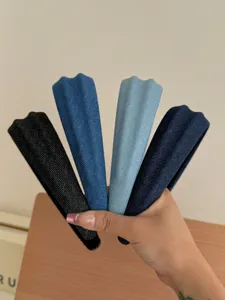 Dettaglio di quattro cerchietti larghi in tessuto denim in varie tonalità di blu