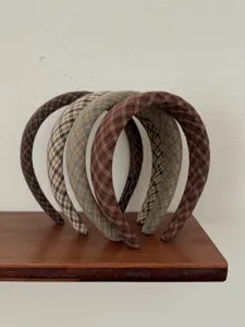 Vue détaillée de serre-têtes rétro à carreaux de diverses couleurs sur une étagère.