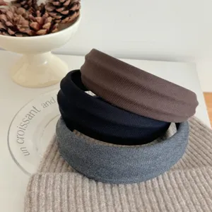 Fasce per capelli larghe in tessuto marrone, nero e grigio per un look alla moda.