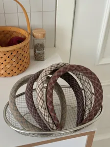 Vue détaillée de serre-têtes rétro à carreaux de couleurs variées dans un panier