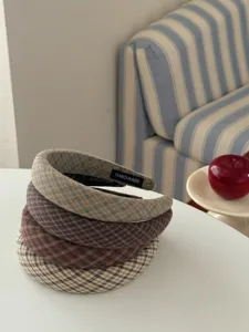 Gros plan de serre-têtes rembourrés à carreaux vintage pour un style rétro et élégant.