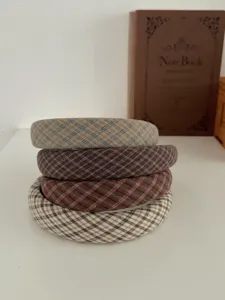 Détail de la texture en tissu à carreaux rétro sur des bandeaux vintage empilés