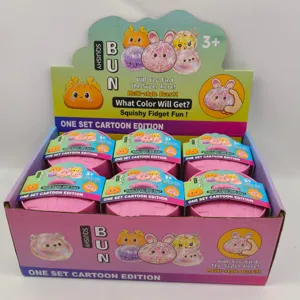 Σετ 6 παιχνιδιών Squishy Bun με τάρανδο Χριστουγέννων σε πολύχρωμο κουτί παρουσίασης
