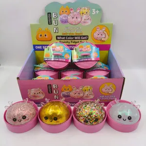 Λεπτομέρεια από χριστουγεννιάτικα squishy buns με γκλίτερ και γέμισμα με πέρλες νερού