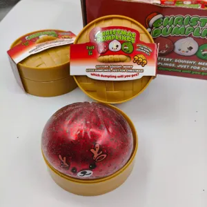 Vue détaillée d'un jouet spongieux renne de Noël scintillant en emballage doré