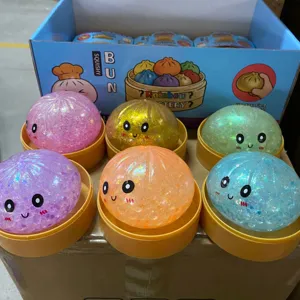 Detail van zes kleurrijke squishy bun-speeltjes met schattige gezichtjes en glitter