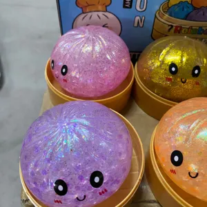 Detailopname van kleurrijk glitter knijpspeelgoed in de vorm van een dumpling