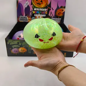 Gros plan d'un jouet anti-stress en forme de boulette d'Halloween vert pailleté de 15 cm