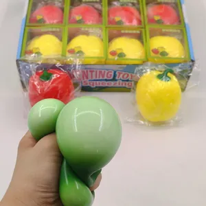 Close-up van een groene paprika stressspeeltje dat met de hand wordt ingedrukt