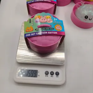 Λεπτομερής προβολή ροζ squishy παιχνιδιού που ζυγίζεται σε ψηφιακή ζυγαριά 159,9g