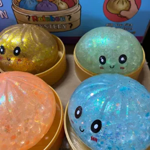Close-up van kleurrijke glitter broodje squishy speeltjes met schattige gezichtjes