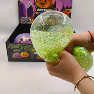 Détail macro d'un jouet anti-stress Halloween de 15 cm avec perles d'eau et paillettes vertes