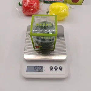 Groene paprika knijpspeeltje in doos gewogen op een digitale weegschaal op 123,2g